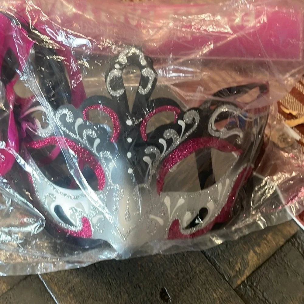 Set of 2 Carnaval Masks 🎭 - Picture 3 of 4